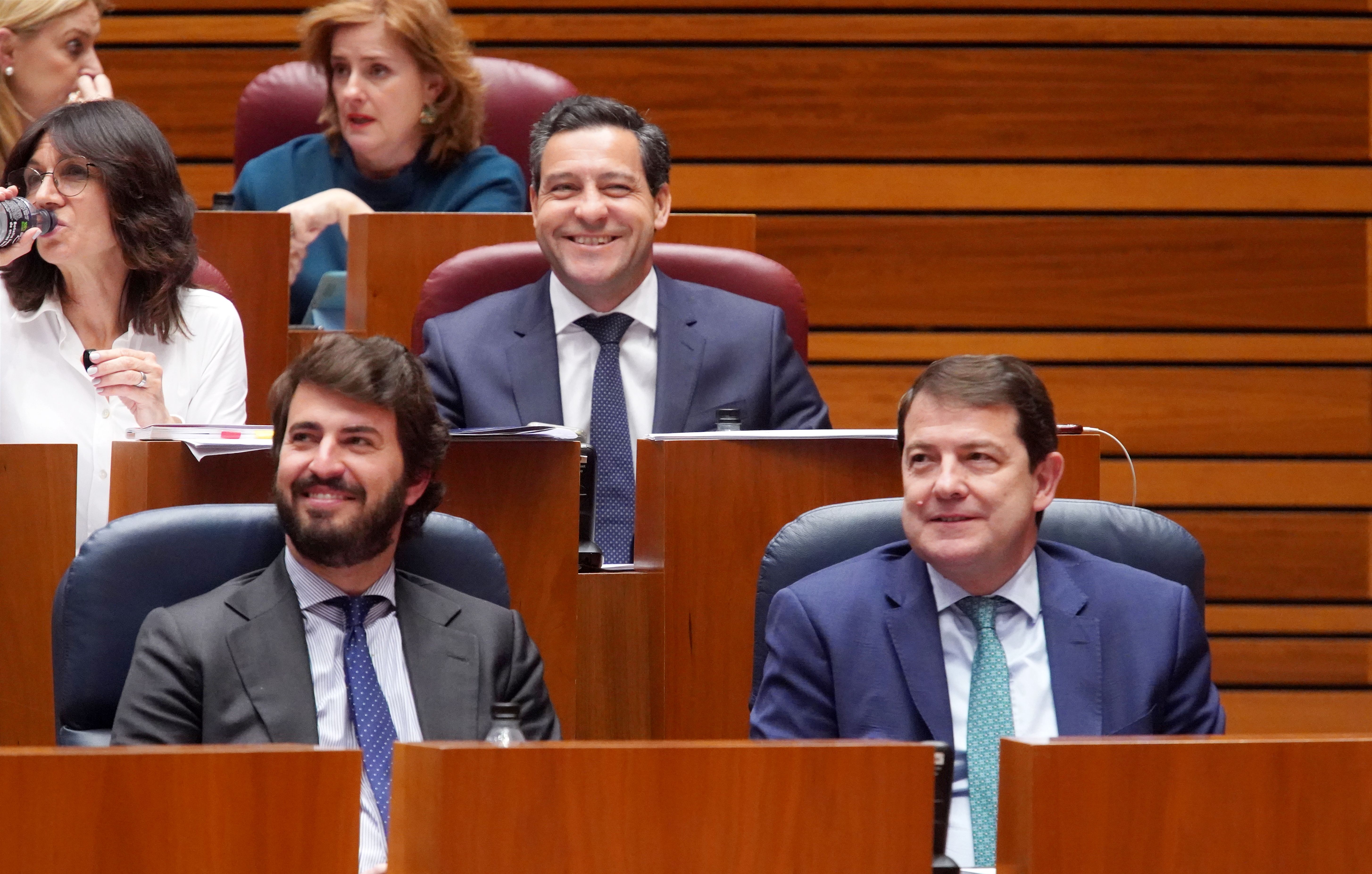 Juan García-Gallardo y Alfonso Fernández Mañueco en el Pleno de las Cortes. | MIRIAM CHACÓN (ICAL)