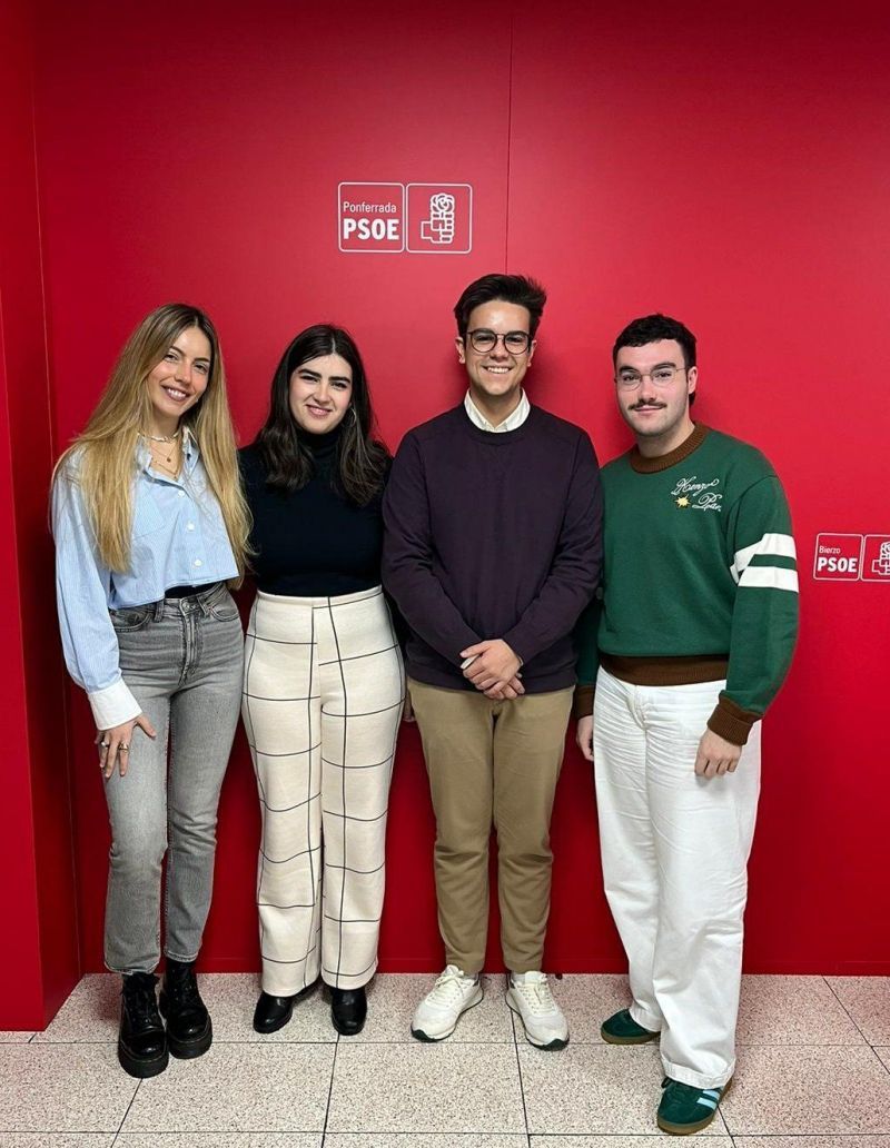 Foto de familia de la directiva de las Juventudes Socialistas de Ponferrada, con Claudia Alba Rodríguez a la izquierda. | L.N.C.