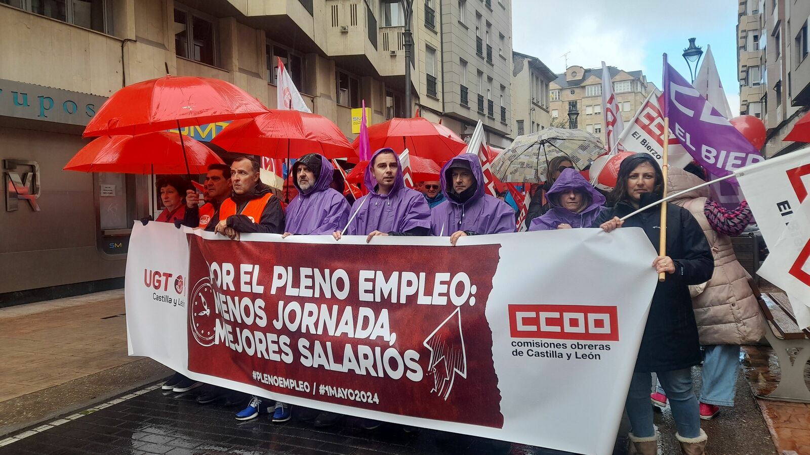 La lluvia hizo presencia en un 1 de mayo en el que Ponferrada también quiso salir a la calle. | MAR IGLESIAS