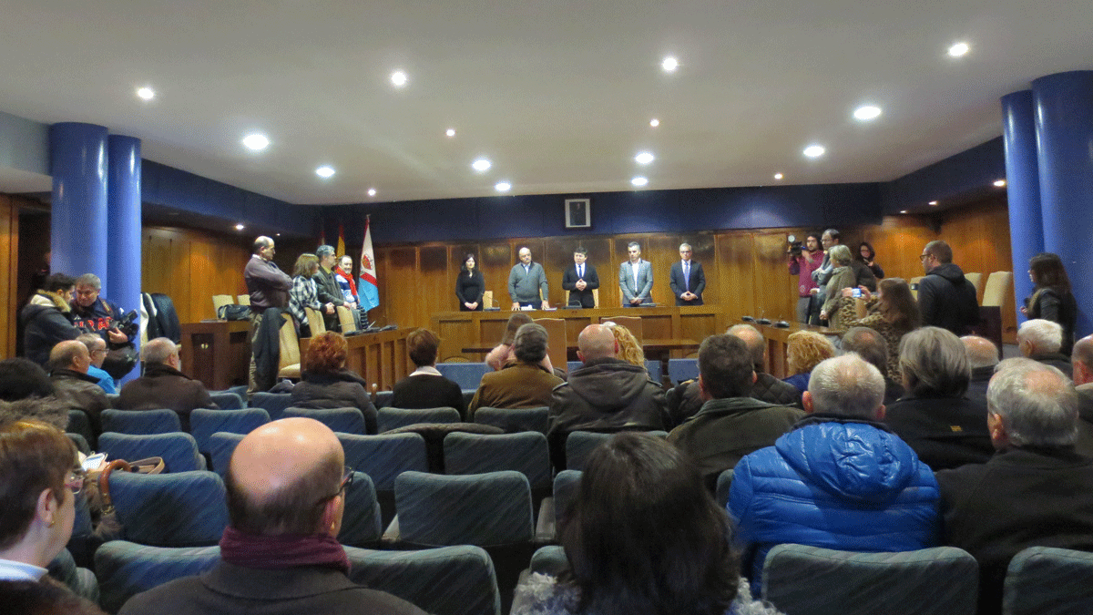 La corporación, ayer en el salón de Plenos del Ayuntamiento de Ponferrada, en el día de Las Candelas. | L. N. C.