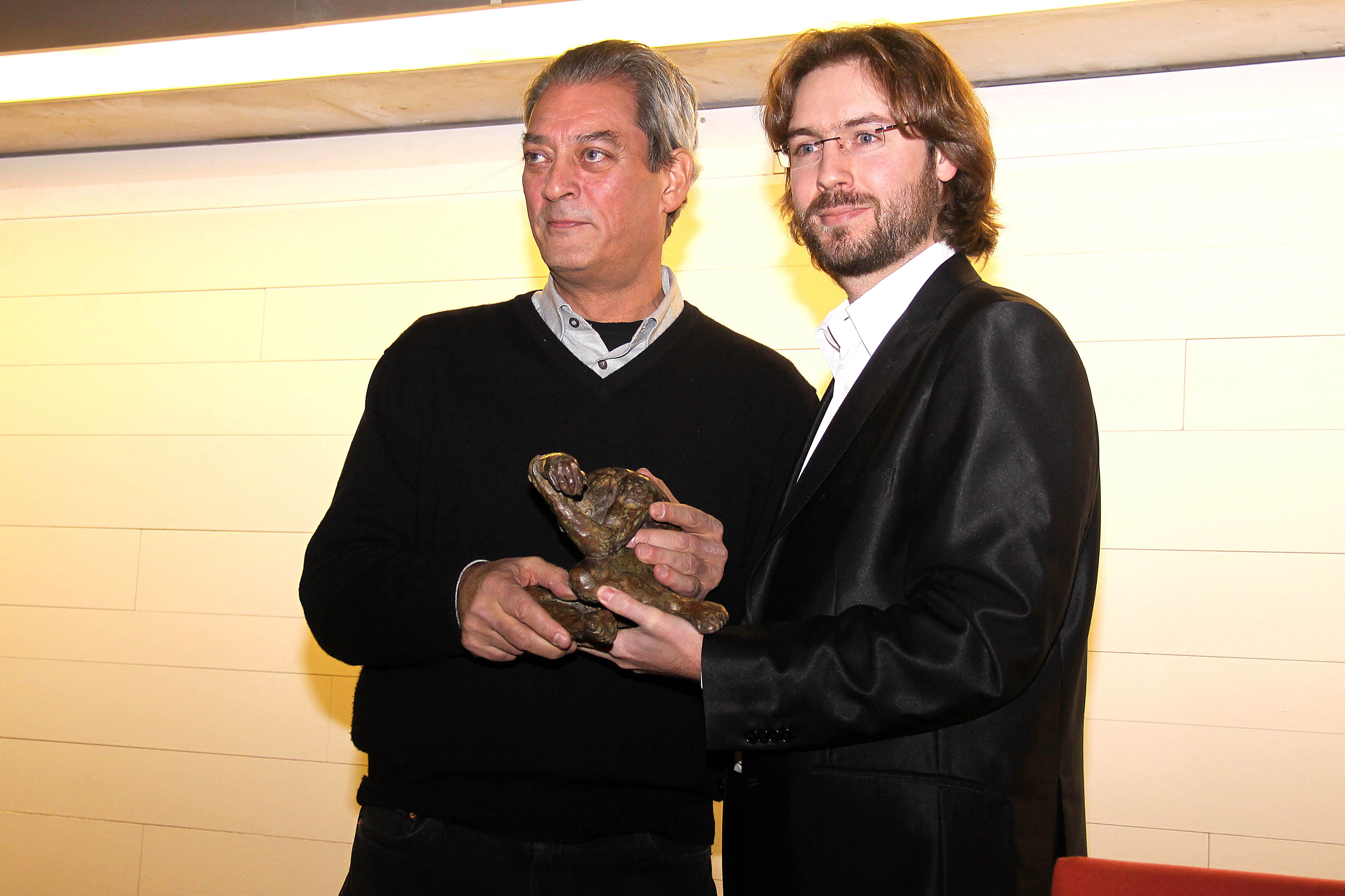 Rafael Saravia entregando la estatuilla de Amancio González a Paul Auster en el Musac. | PEIO GARCÍA (ICAL)