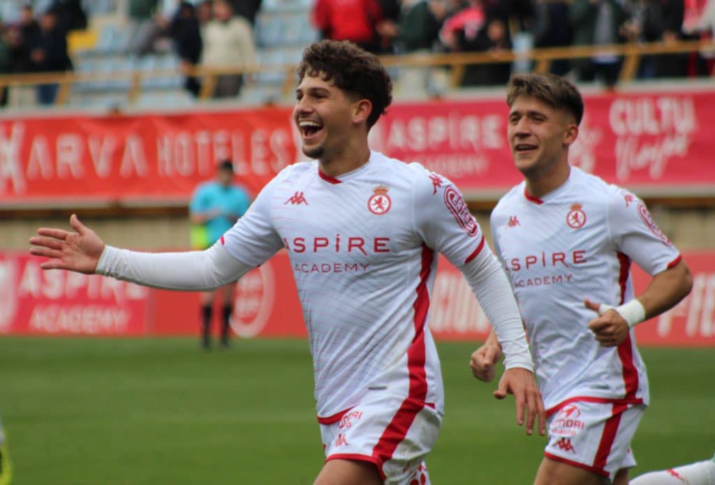 Berto y Aarón Rey celebran el segundo gol de la Cultural frente al Nástic. | CYD