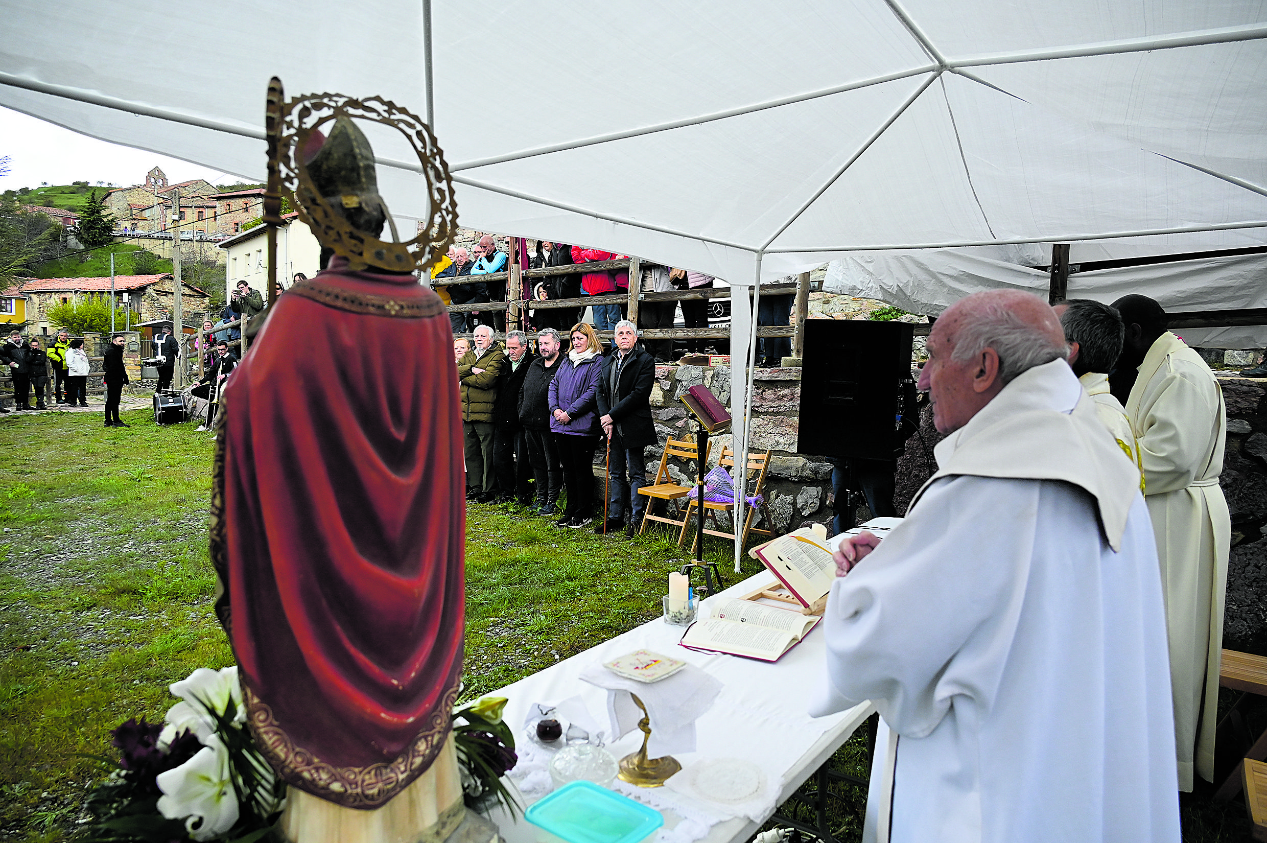 La tradicional romería de San Froilán de Valdorria contó con decenas de devotos pese a que el tiempo no acompañó del todo. | SAÚL ARÉN
