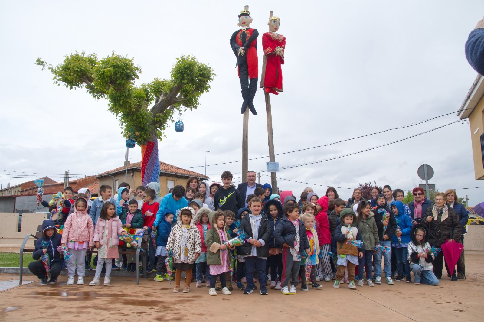 Mayos ‘pinados’ en la localidad de Sariegos. | L.N.C.