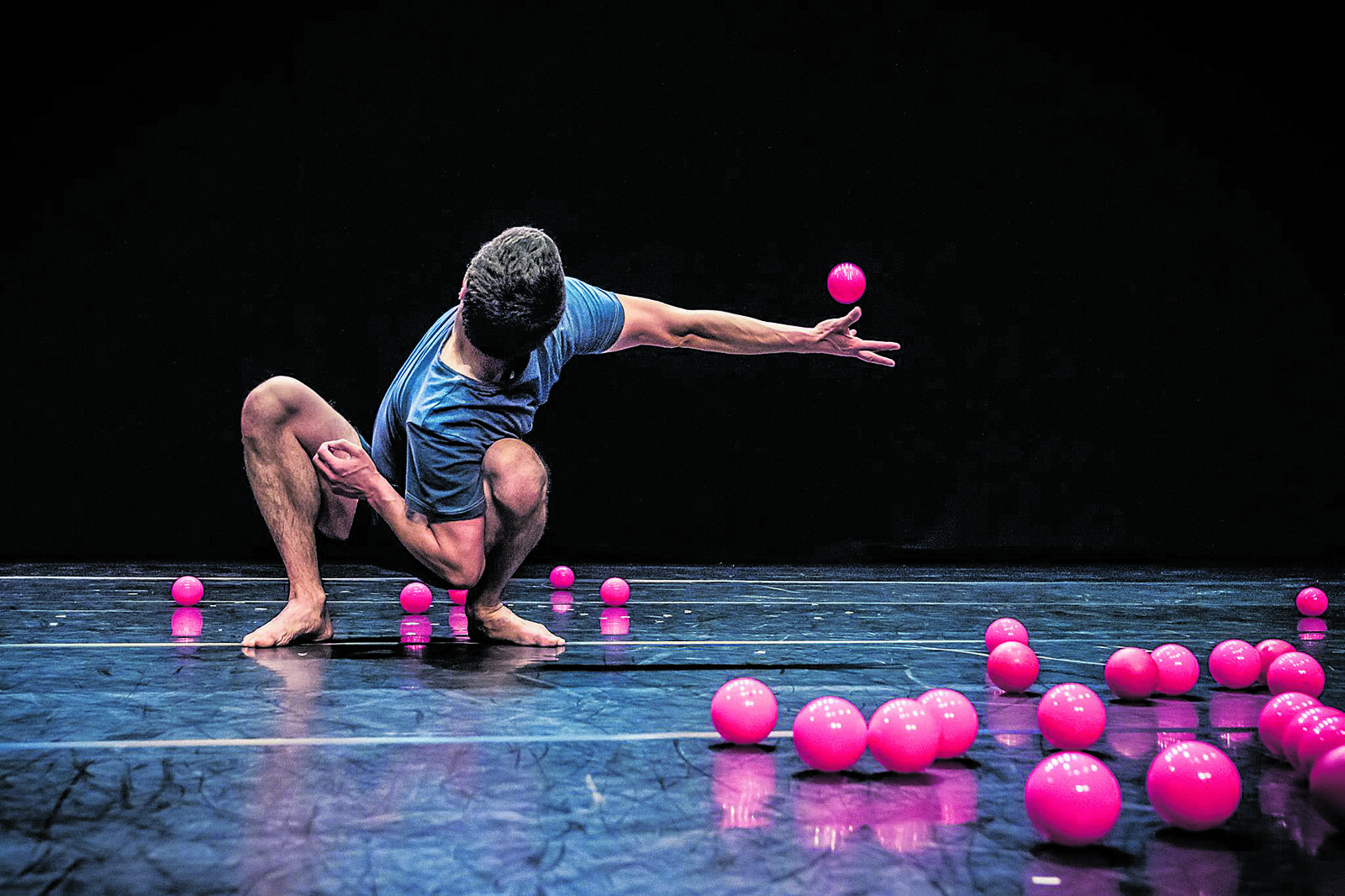 El artista Miguel Gigosos participa en esta celebración de los 10 años de La Pequeña Nave con su espectáculo ‘Möbius’, un montaje nunca visto en León. | L.N.C.