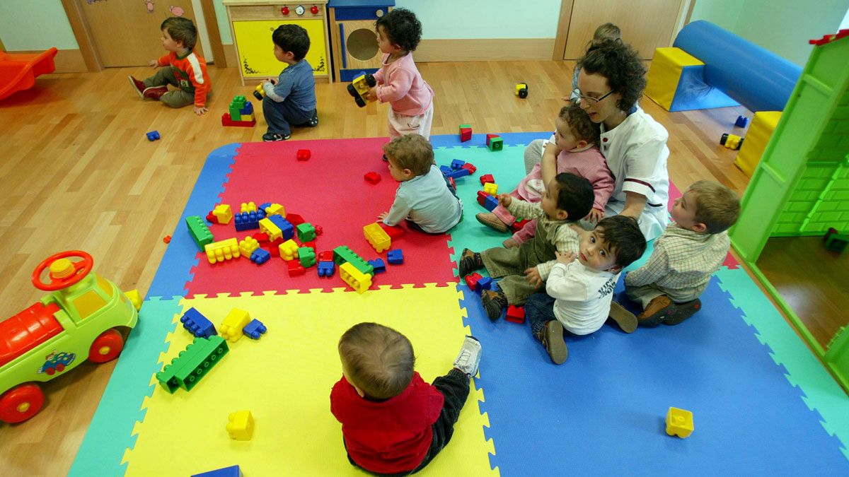 Niños jugando con cubos en una Escuela Infantil de cero a tres años. | ICAL