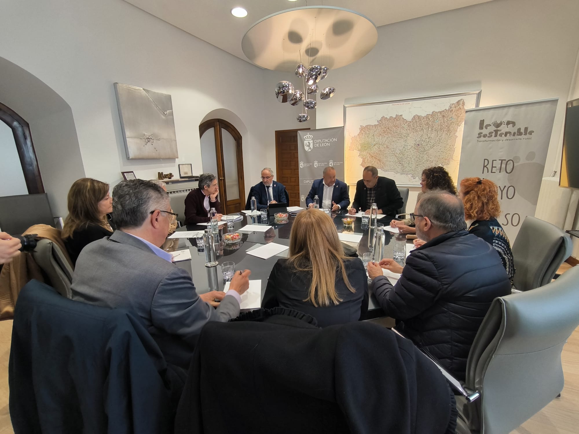 Reunión en la Diputación de León entre este organismo y el Consejo Comarcal. 