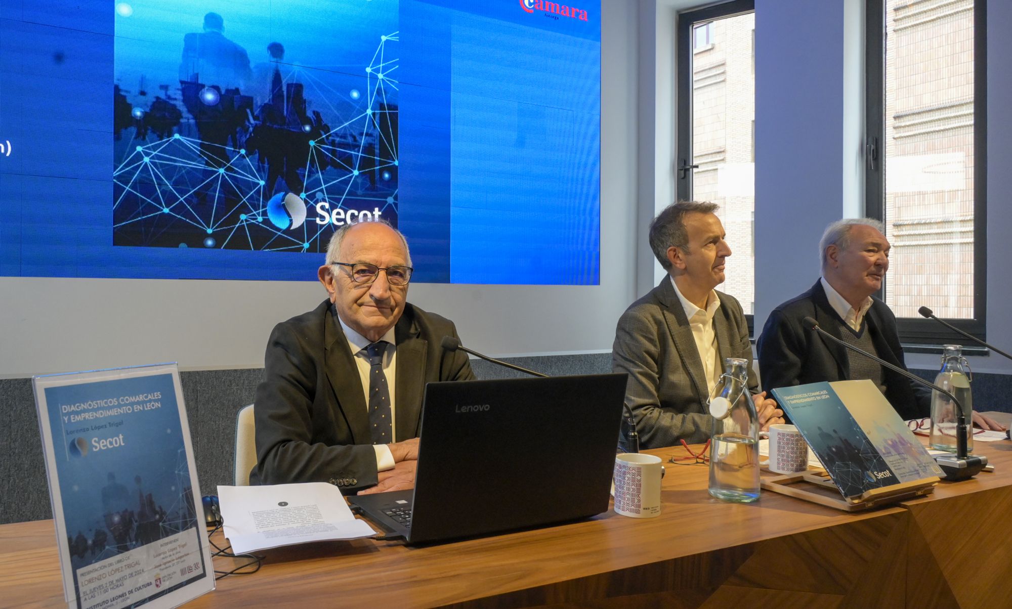 Lorenzo López Trigal, Santiago Dorado y José Ignacio Lagartos, durante la presentación. | MAURICIO PEÑA