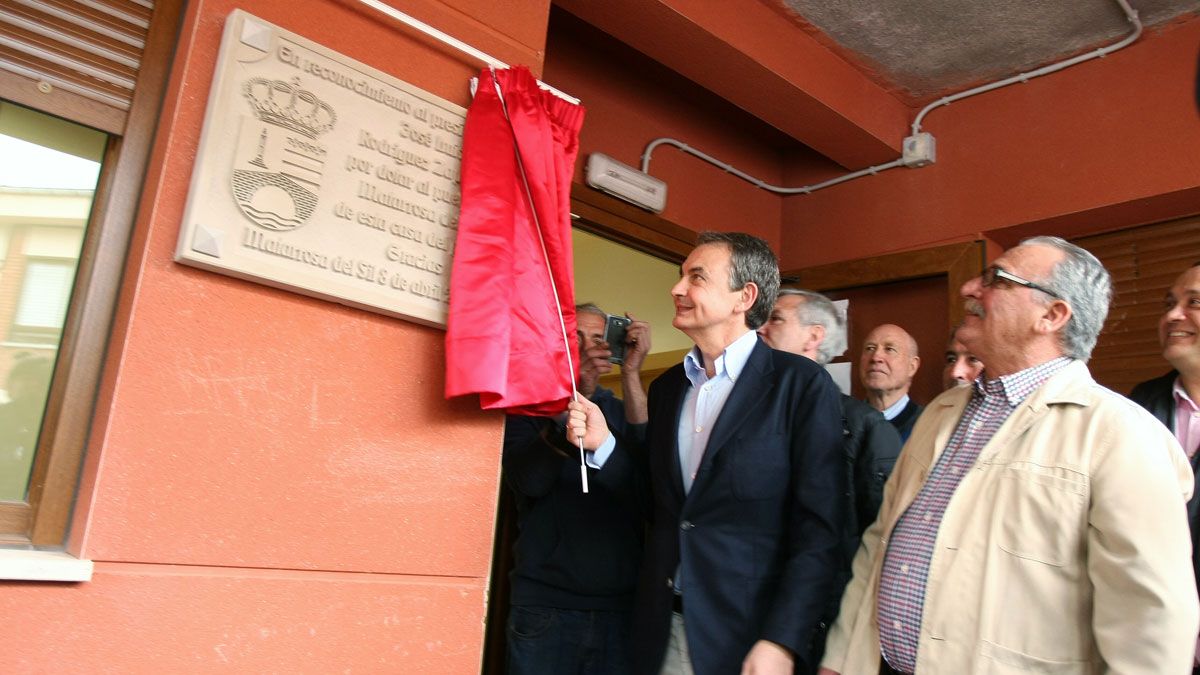 José Luis Rodríguez Zapatero muestra la placa de la inauguración junto al alcalde de Toreno. | CÉSAR SÁNCHEZ (ICAL)
