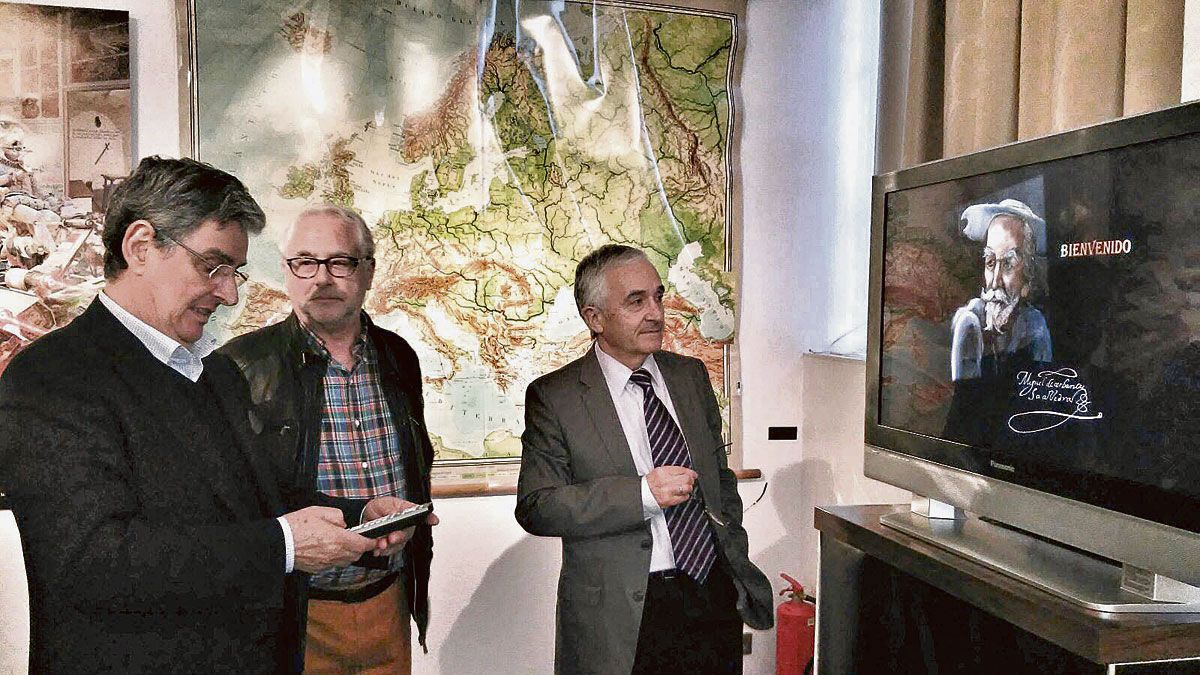 Graciliano Palomo, Emilio Geijo y Bernardino González visitando la exposición ‘Cervantes, camino abierto’.