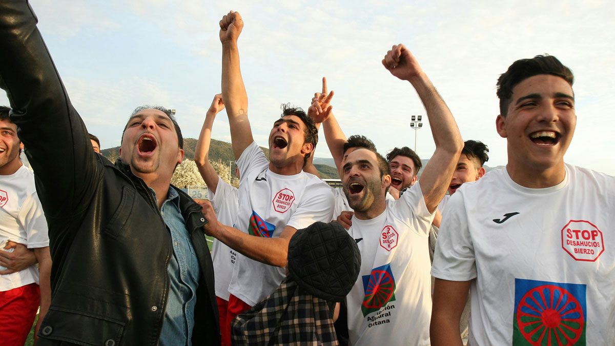 El equipo gitano logró este viernes la victoria en el partido contra la Policía Nacional en Ponferrada. | CÉSAR SÁNCHEZ (ICAL)
