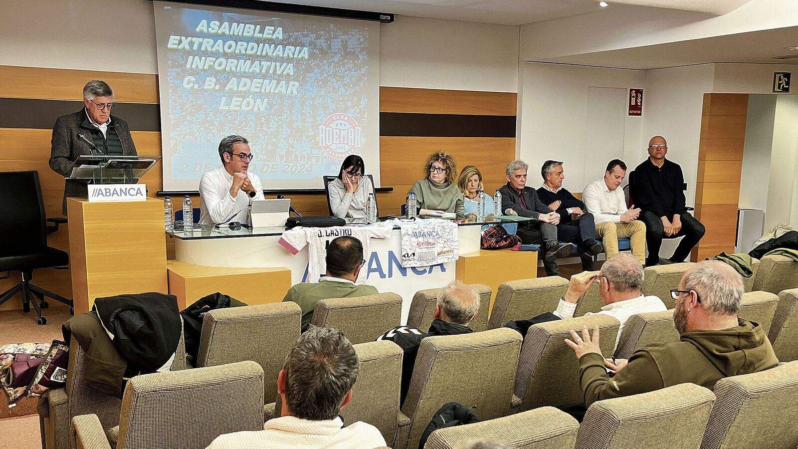 Momento de la Asamblea Extraordinaria del Ademar con sus socios, para aclarar la situación económica | SAÚL ARÉN