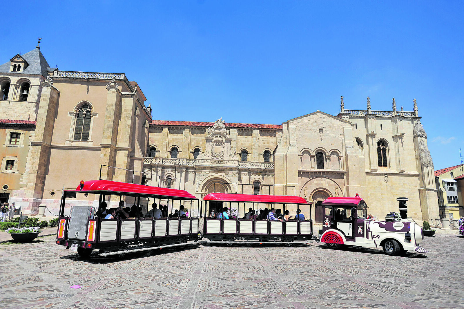 Imagen del tren turístico que recorre los principales puntos de la ciudad de León. | DANIEL MARTÍN