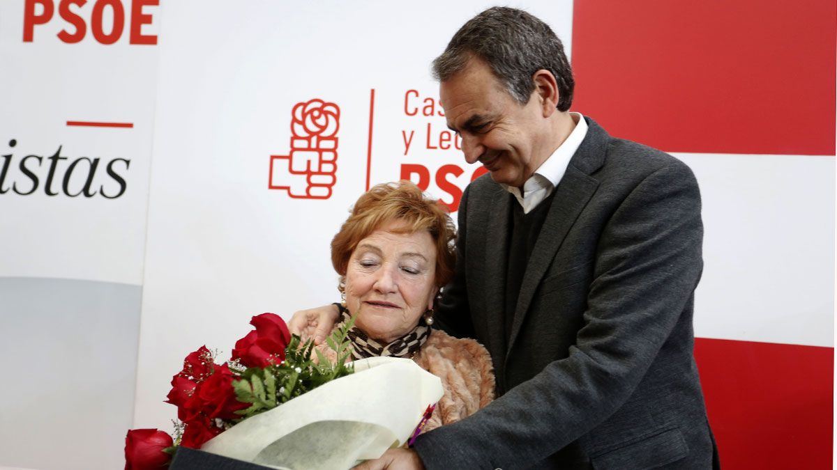 El ex presidente del Gobierno, José Luis Rodríguez Zapatero, participa en el homenaje al alcalde de Vegacervera Luis Rodríguez Aller, recientemente fallecido. Junto a él, la viuda, Mari Cruz González. | ICAL