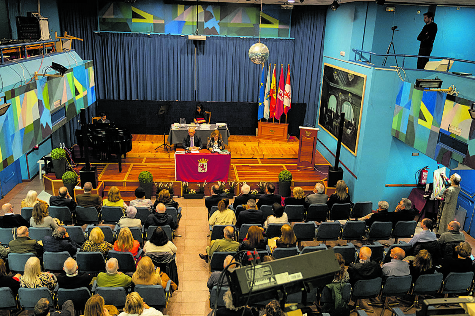 Una panorámica del salón donde tuvo lugar el acto. | CASA DE LEÓN EN LA CORUÑA