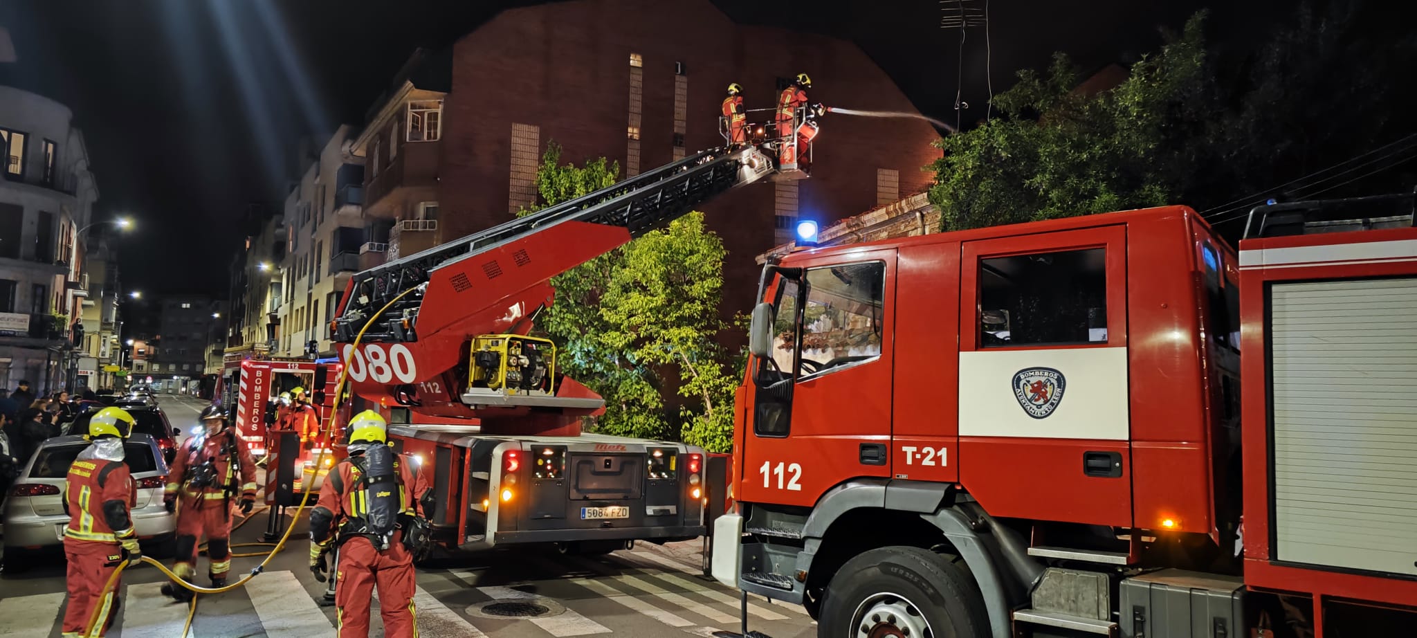 Tareas de extinción del incendio registrado en la casa en ruinas de la calle Los Osorios. | JUAN LÓPEZ