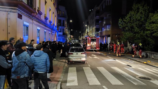 Decenas de vecinos se acercaron a la zona del incendio. | JUAN LÓPEZ