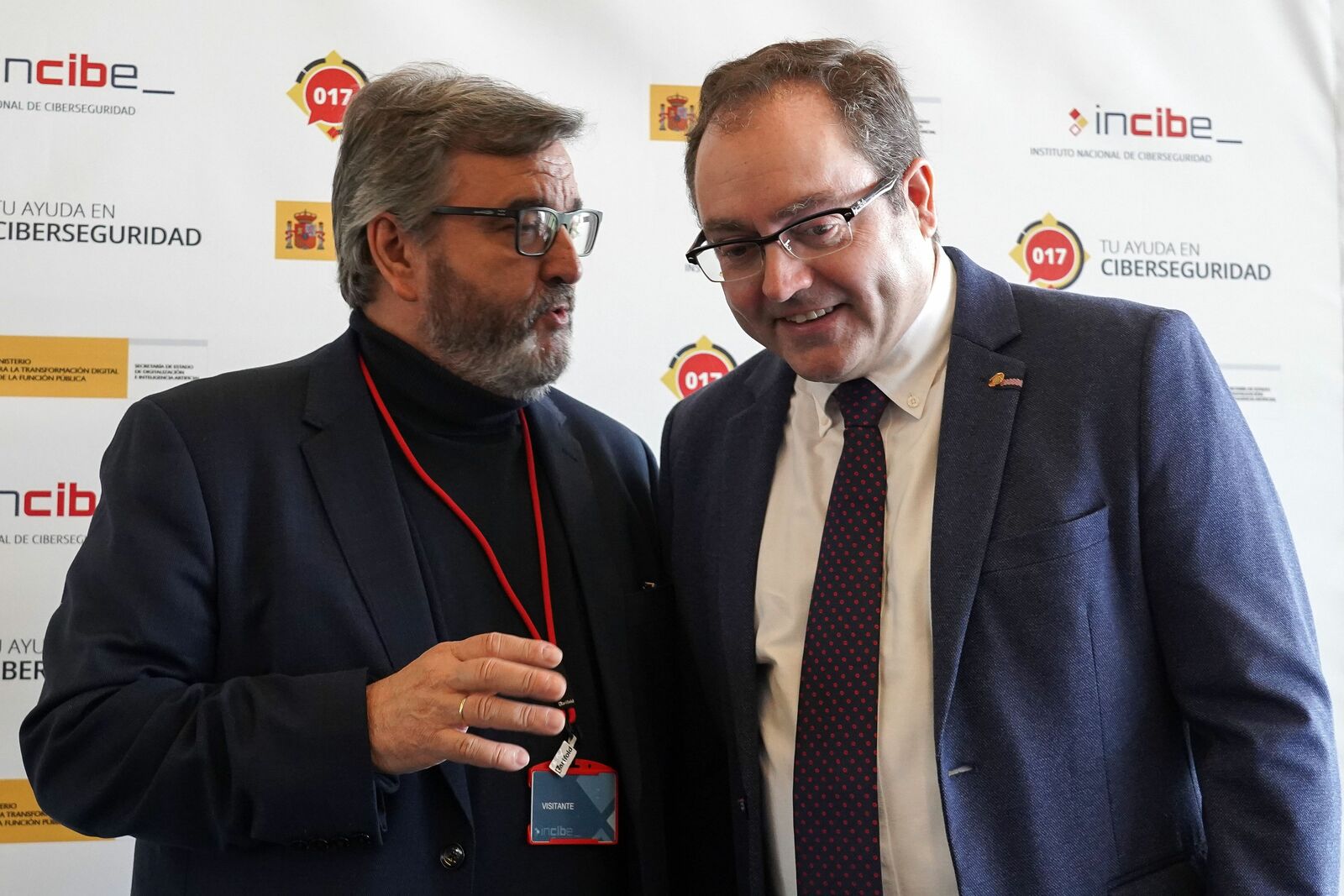 El director del Incibe, Félix Barrio, escucha al director del Magistral de Ajedrez de León, Marcelino Sión. | CAMPILLO (ICAL)