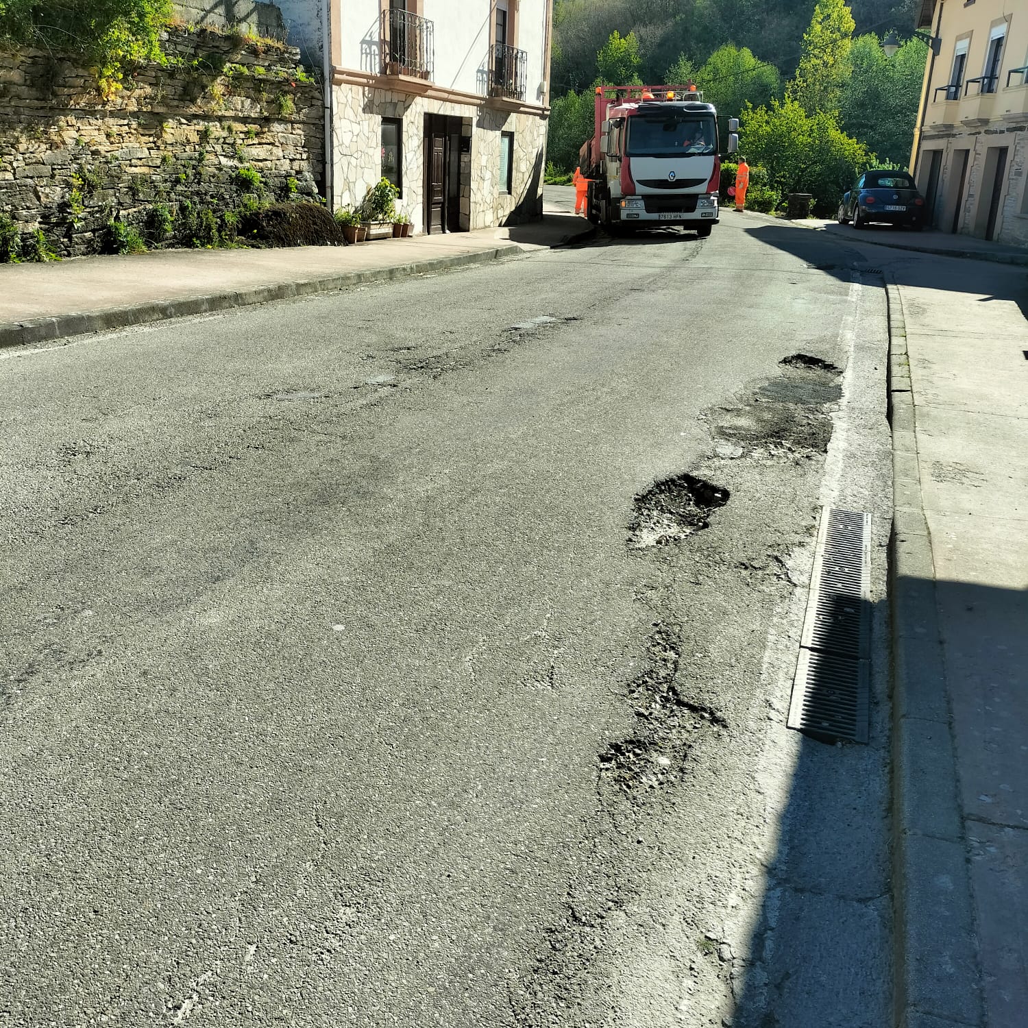 El mal estado del vial se llevaba denunciando durante años, aunque ahora se ha bacheado y comprometido la mejora. 