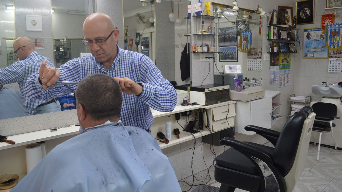 Luis Boya realiza un corte de pelo en la peluquería de caballeros Boya, ubicada en la calle del Reloj de Ponferrada, frente al Museo del Bierzo. | L.N.C.