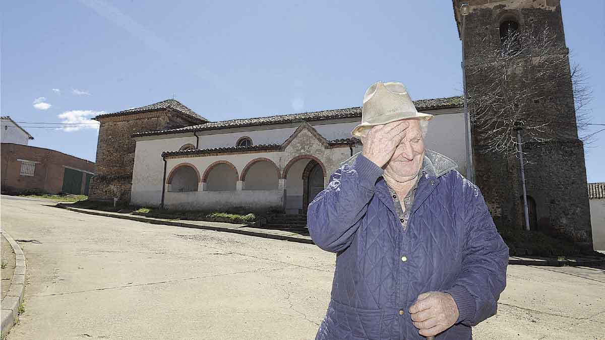 Narciso, de Canalejas, recuerda perfectamente cuándo dejaron de ser ayuntamiento. | MAURICIO PEÑA Narciso, de Canalejas, recuerda perfectamente cuándo dejaron de ser ayuntamiento. | MAURICIO PEÑA