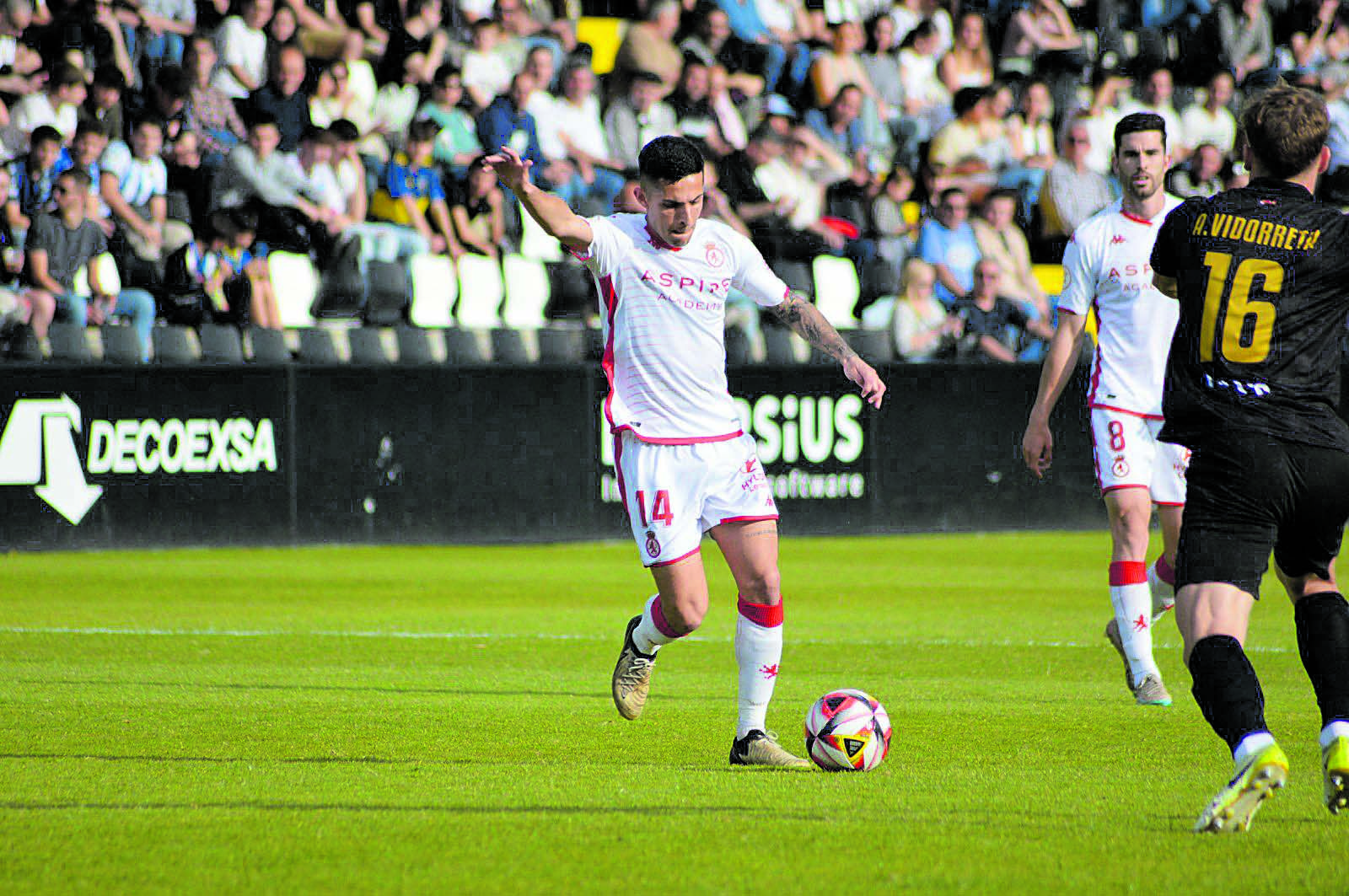 Bicho con el balón durante el partido, ante la presión de un jugador del Real Unión. | CYDL
