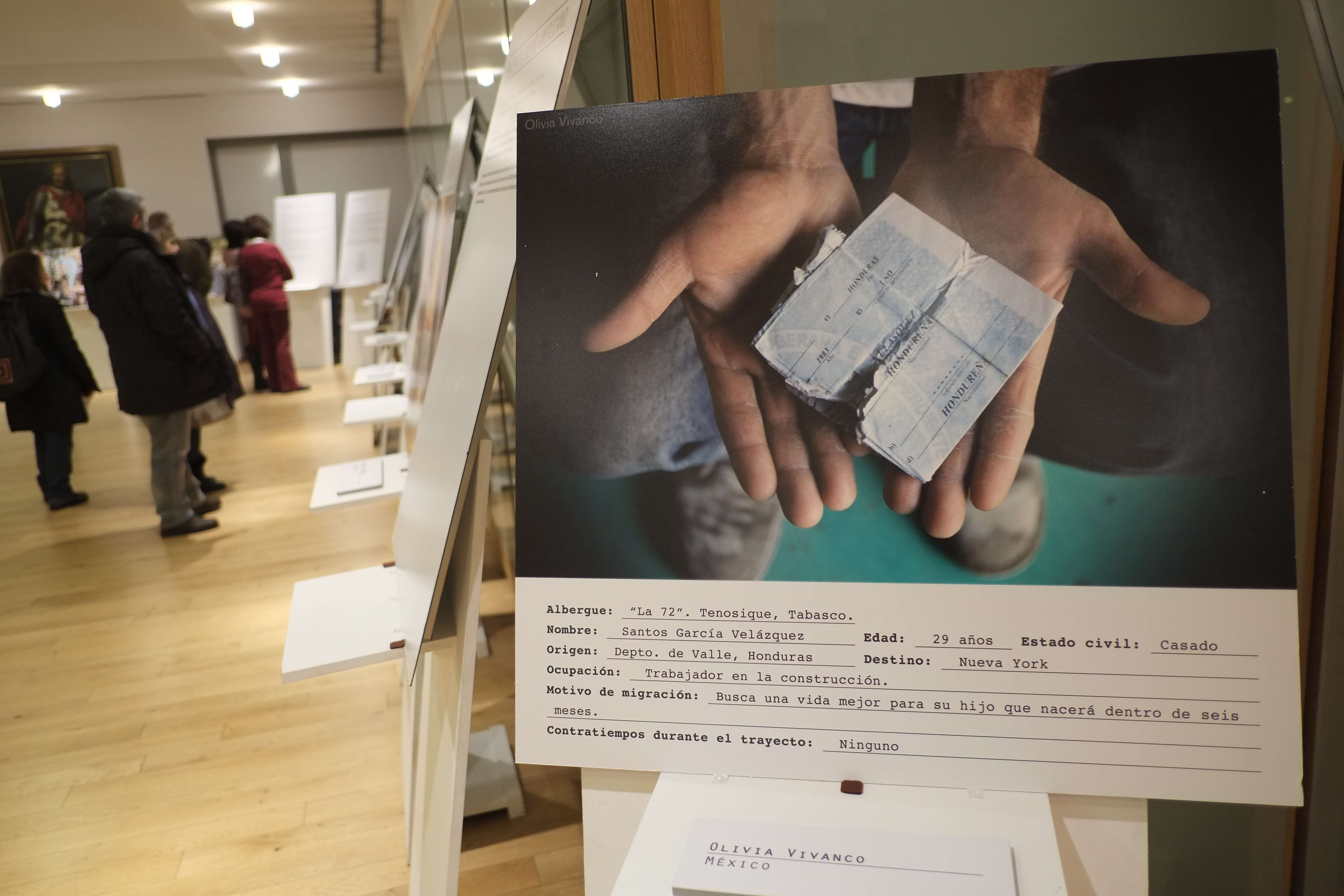Exposición de fotos organizada por inmigrantes que viven en León en una imagen de archivo. | DANIEL MARTÍN