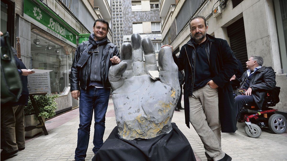 Amancio González (a la izquierda de la imagen) presentó este sábado su pieza escultórica en la galería Ármaga. | DANIEL MARTÍN