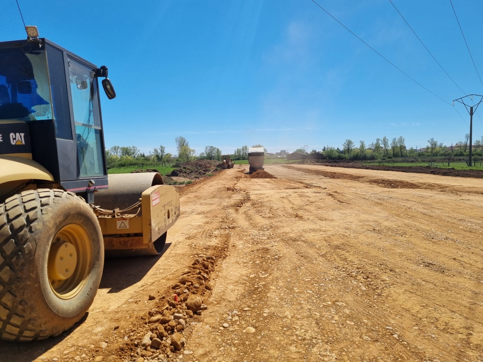 Inicio de las obras de urbanización del acceso a la parcela del instituto. |L.N.C.