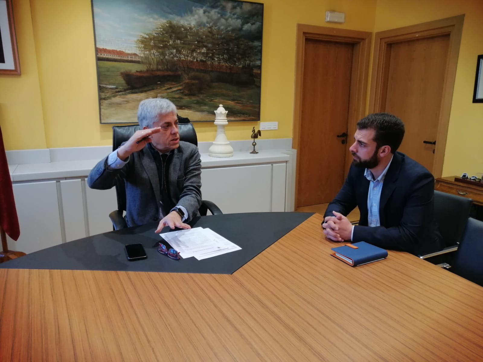 Reunión entre Eduardo Diego y Andrés Arias, alcalde de Noceda del Bierzo.