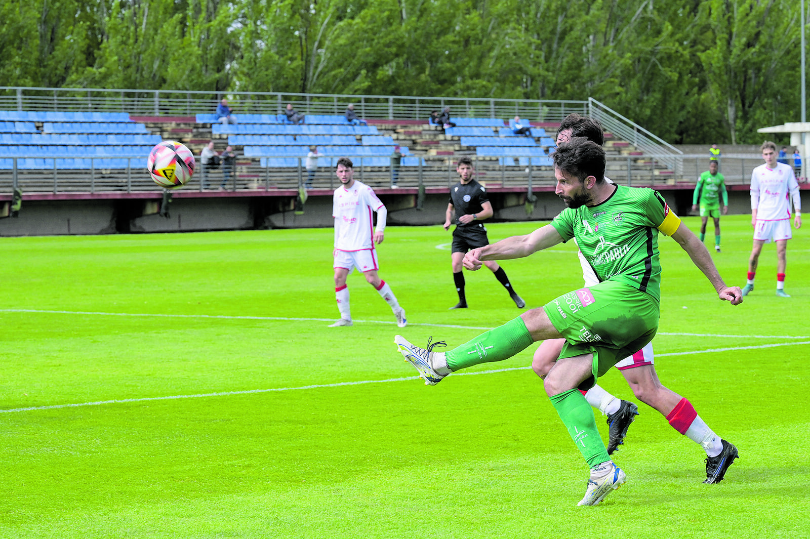 Momento del partido entre el Astorga y el Júpiter en el Área. | MAURICIO PEÑA