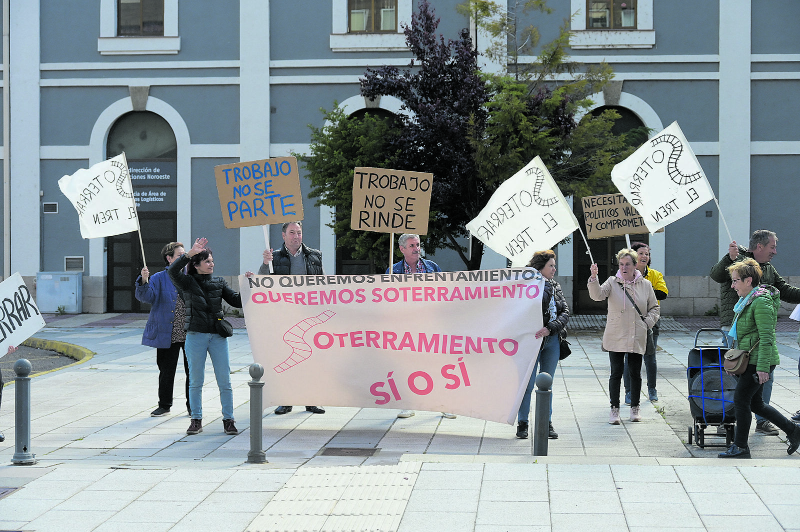 Protesta de la plataforma ante las instalaciones de Renfe. | MAURICIO PEÑA