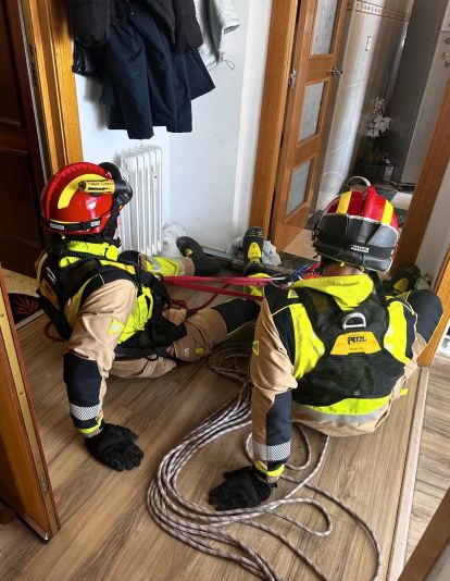 Los efectivos entraron en un piso superior para poder hacer la maniobra. | @LEONBOMBEROS