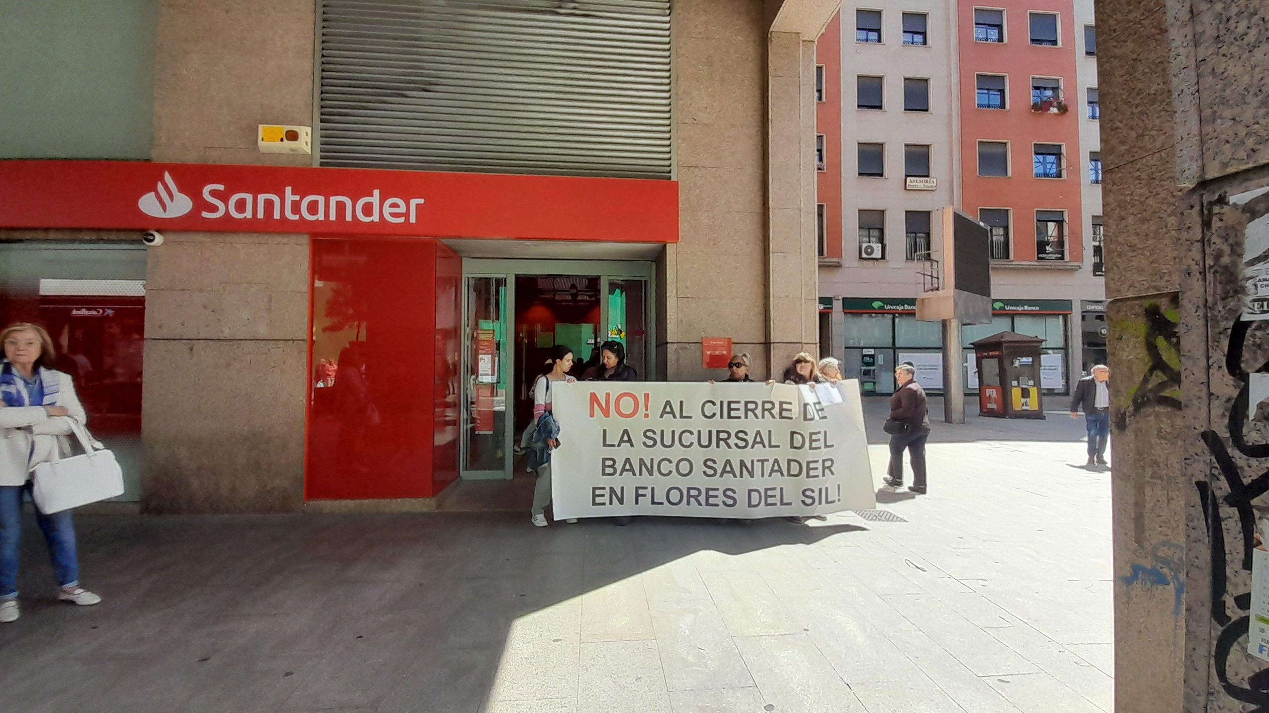 Última movilización vecinal ante la sede del Banco Santander en Ponferrada. | MAR IGLESIAS