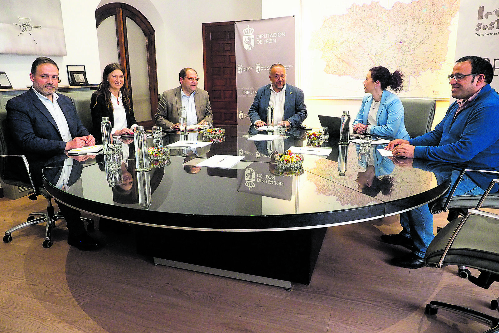 Imagen del encuentro entre los representantes de la Diputación de León y del Ayuntamiento de La Bañeza. | L.N.C.