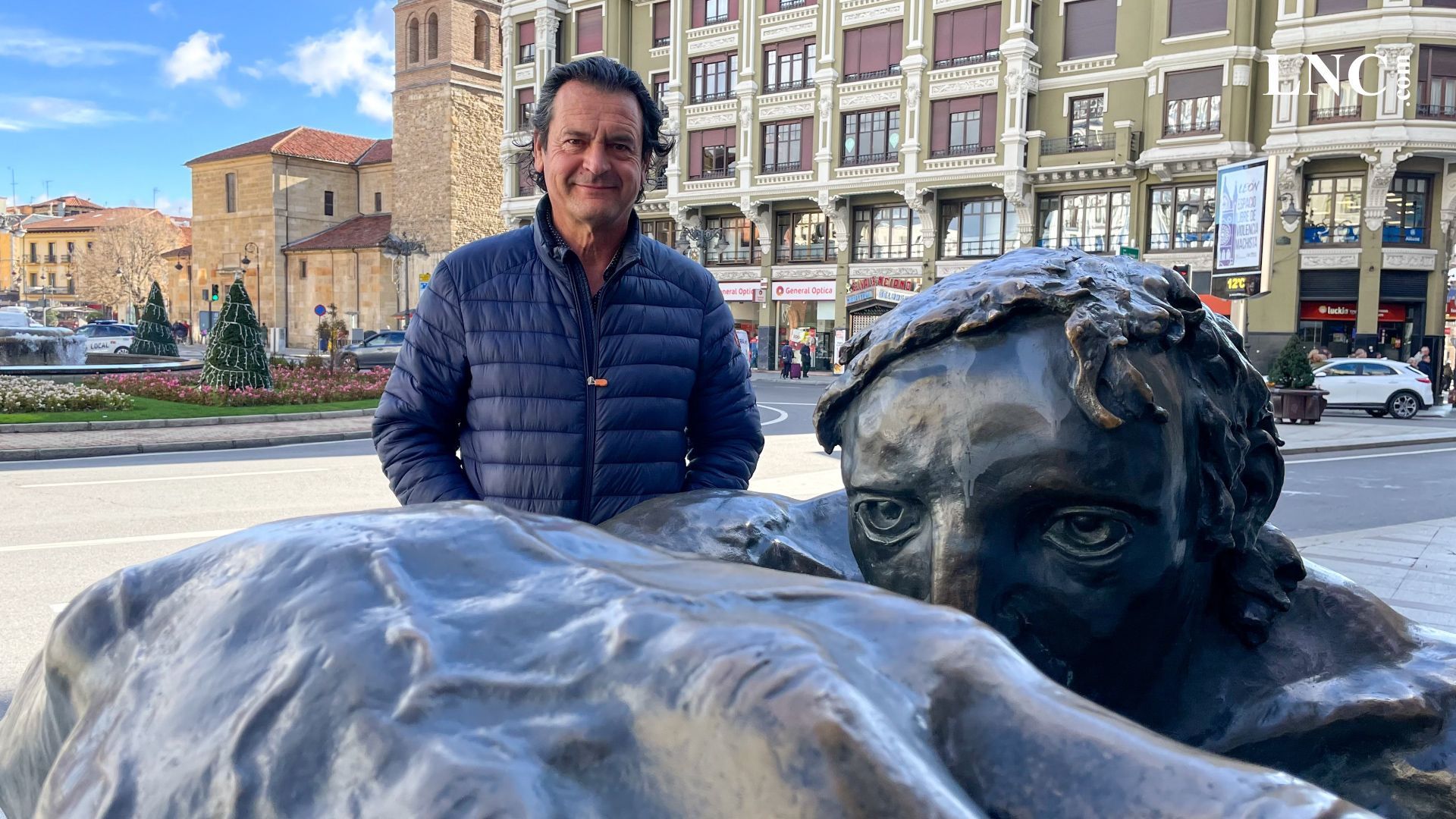 Amancio González junto a la escultura de 'La negrilla'. | LAURA PASTORIZA