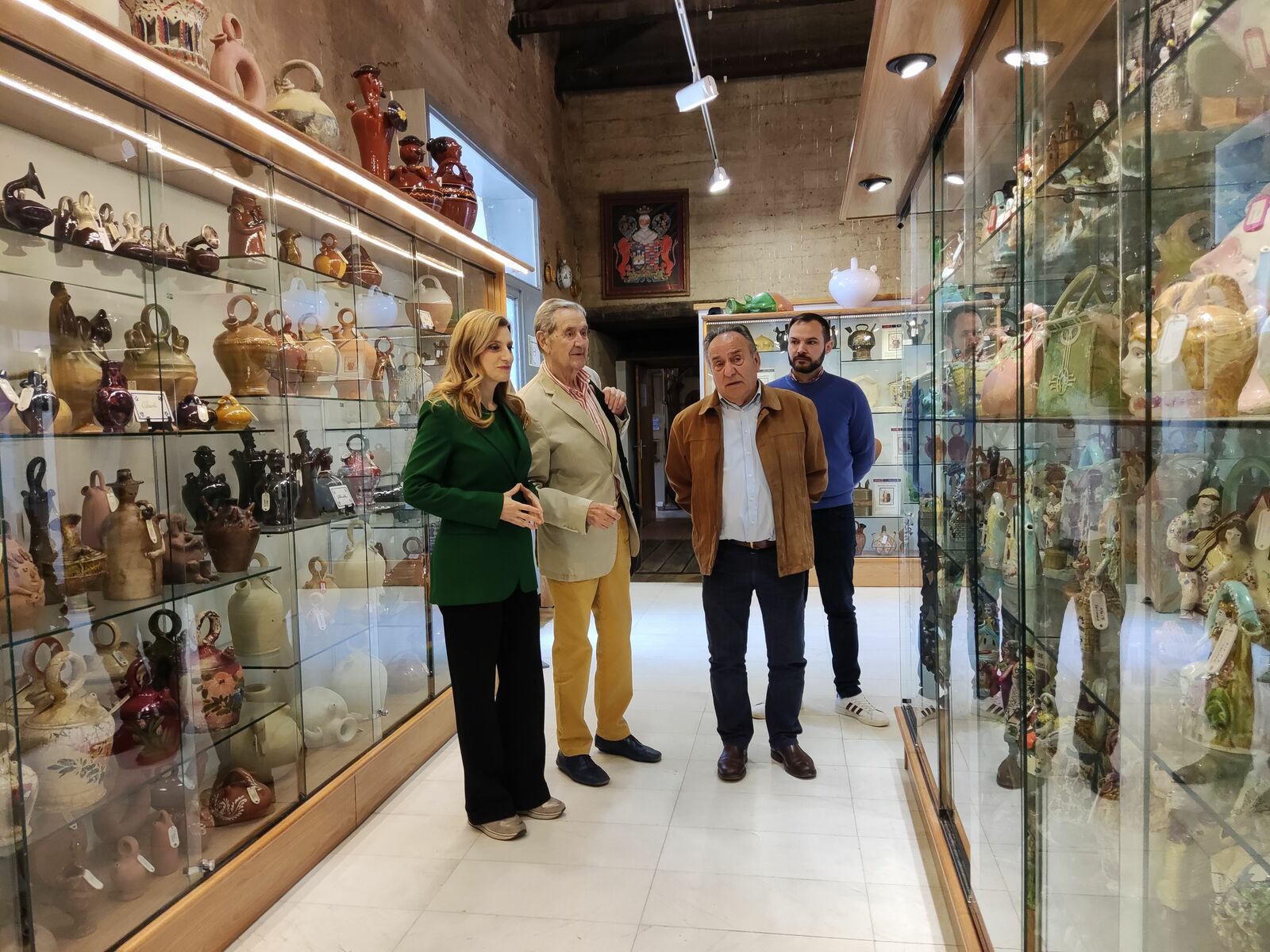 Mar Sancho, Jesús Gil Gibernau y Miguel Ángel Fernández durante la visita al Museo del Botijo. | A. RODRÍGUEZ