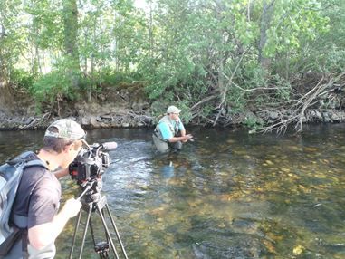 Grabando un reportaje sobre la pesca a la leonesa. | R.P.N.