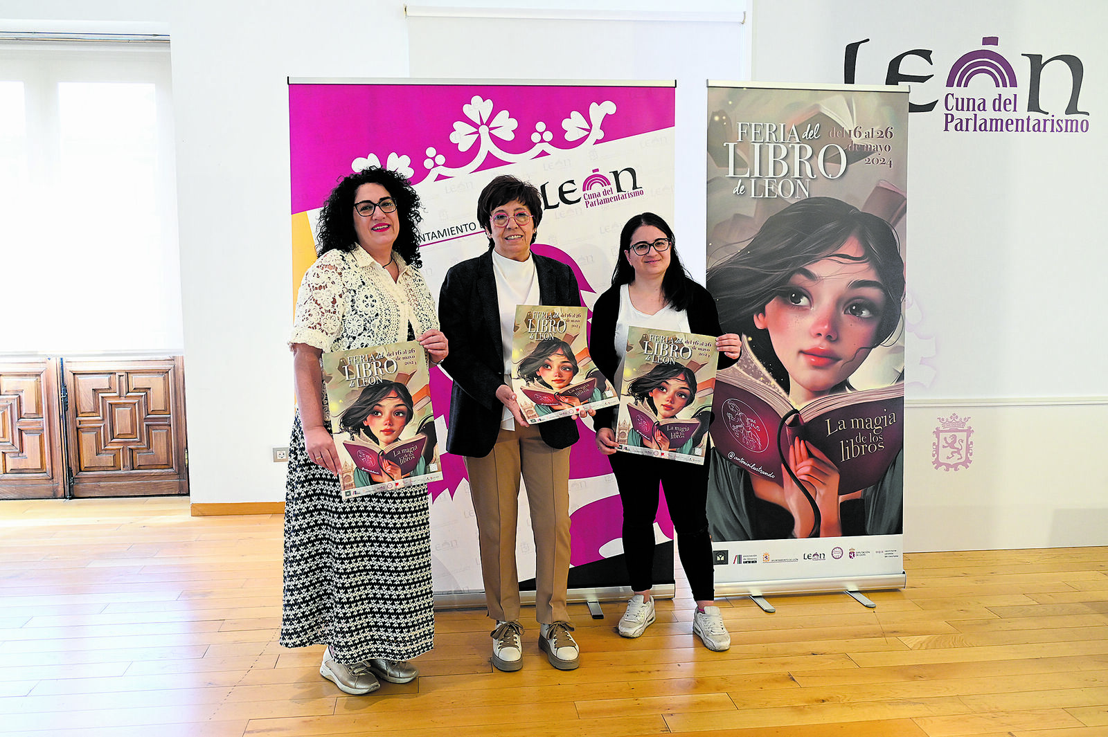 Sandra Llamas, Elena Aguado y Cristina Barrientos en el posado previo a la presentación de la feria. | SAÚL ARÉN