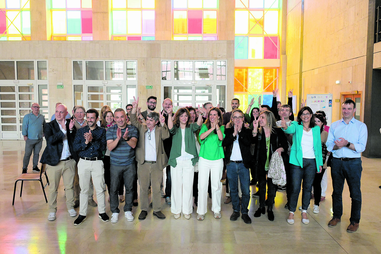 Celebración del equipo y la familia de Nuria González en su ‘casa’, la Facultad de Económicas de la Universidad de León. | MAURICIO PEÑA