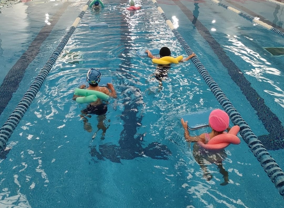 Unos niños aprenden a nadar en las piscinas de Carbajal de la Legua. | L.N.C.
