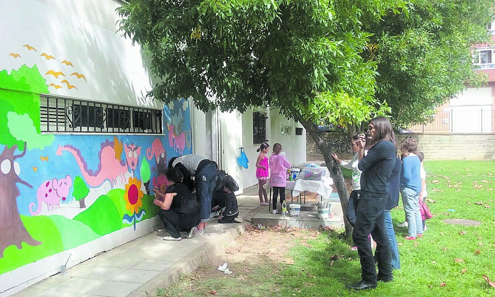 Lolo supervisando la elaboración del mural de Villaobispo. | L.N.C.