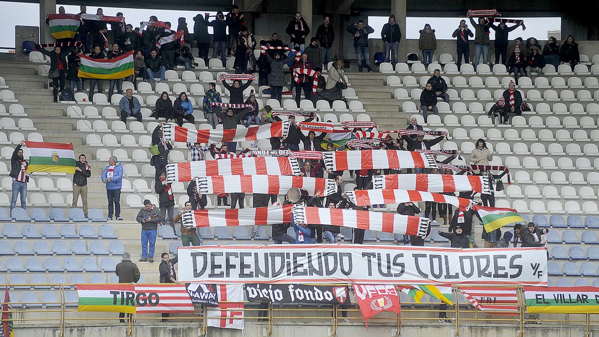 Aficionados del Logroñés en las gradas del Reino de León. | DANIEL MARTIN