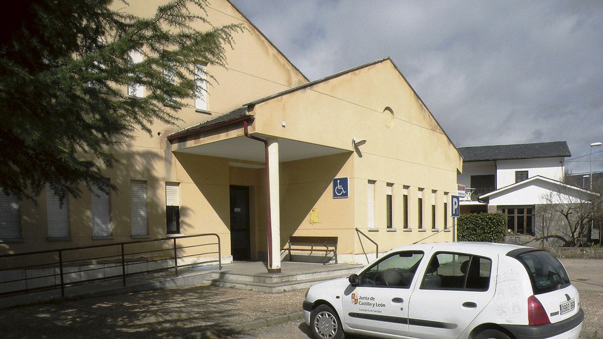 Imagen del centro de salud de Matallana de Torío, donde los padres exigen más horas de pediatra. | L.N.C.