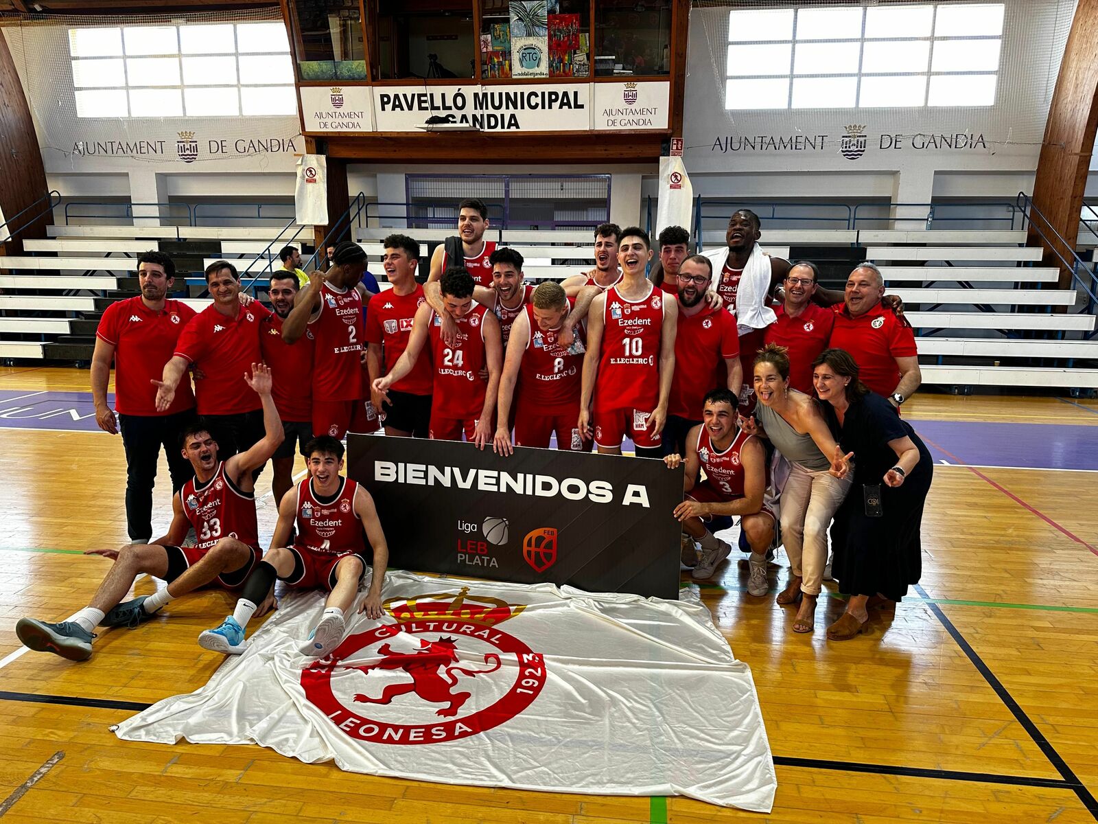 Plantilla de la Cultural celebrando el ascenso a LEB Plata tras llevarse la final | TOMMY BATALOV | FEB