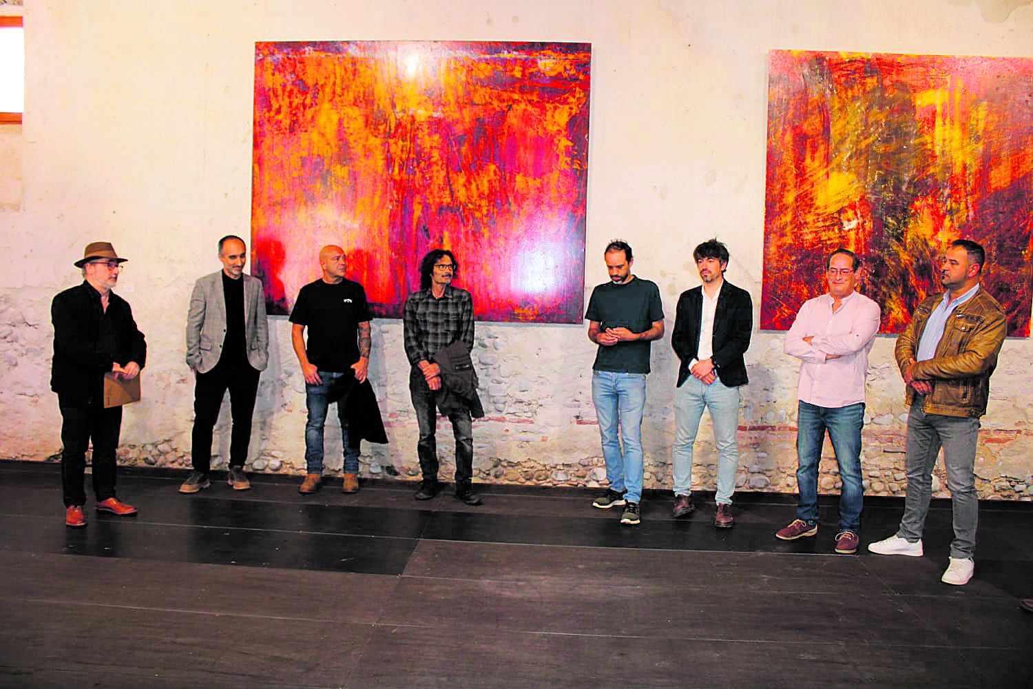 Un momento de la inauguración de la exposición con representantes del ILC, la Diputación, el Ayuntamiento de Mansilla Mayor y los tres artistas que exponen. | ILC