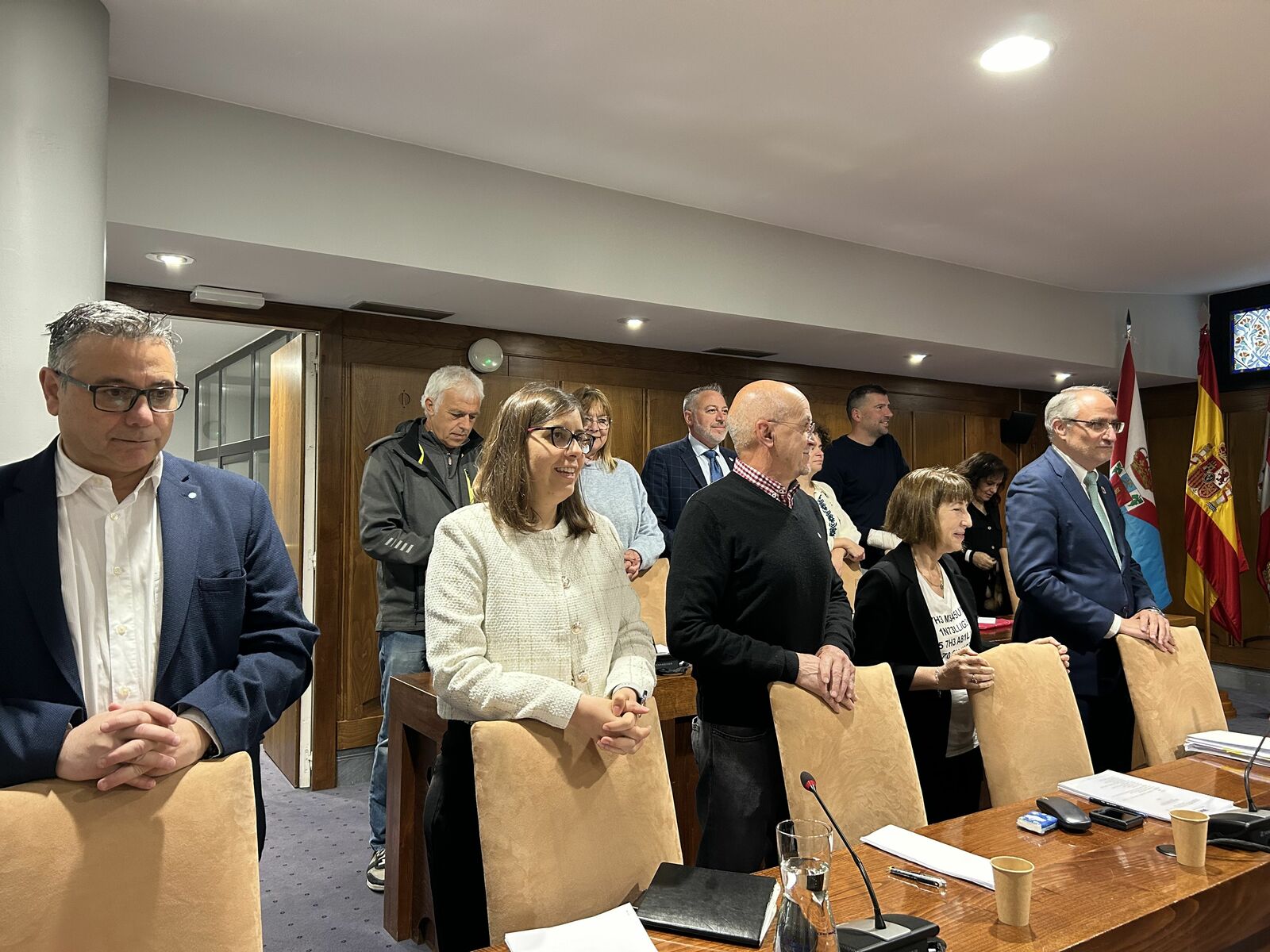 Bancada del PSOE antes de iniciar el pleno extraordinario.