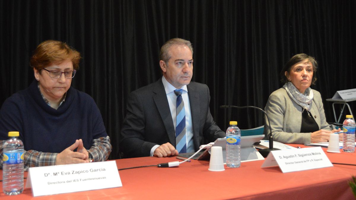 La directora del IES Fuentesnuevas, el director general de FP de la Junta y la directora territorial de Educación. | L.N.C.