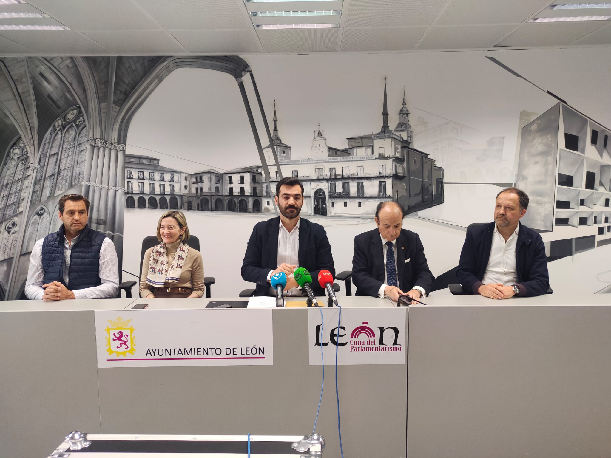 David Fernández junto a los concejales del PP en el Ayuntamiento. | L.N.C.