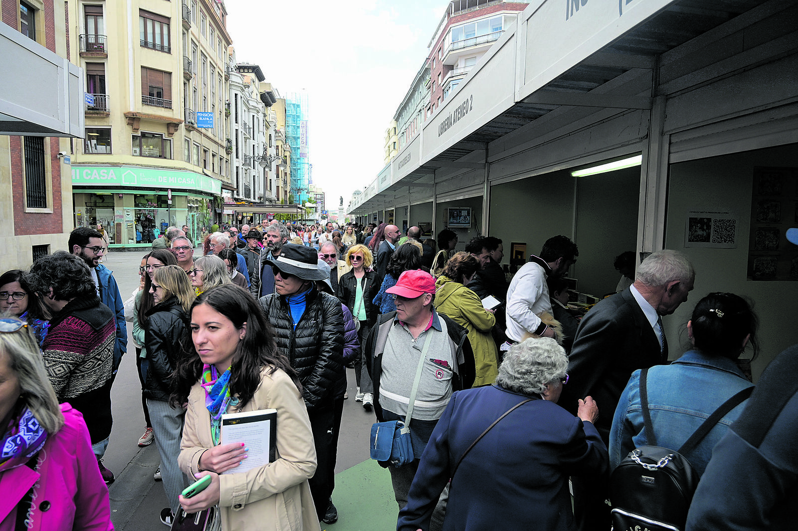 El recinto ferial vuelve a ubicarse un año más en la céntrica avenida de Ordoño II.  | JESÚS F. SALVADORES